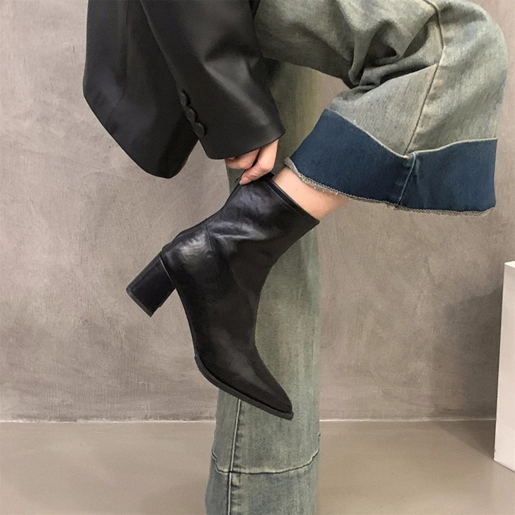 Stiefel mit Absatz & Spitz zulaufender Form – NoirVogue Ankle Boots
