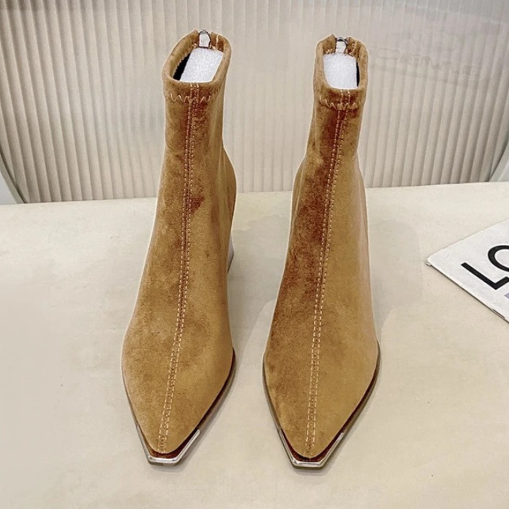 Stiefel mit Absatz & Spitzem Zeh aus Wildlederoptik – VelvetRise Ankle Boots