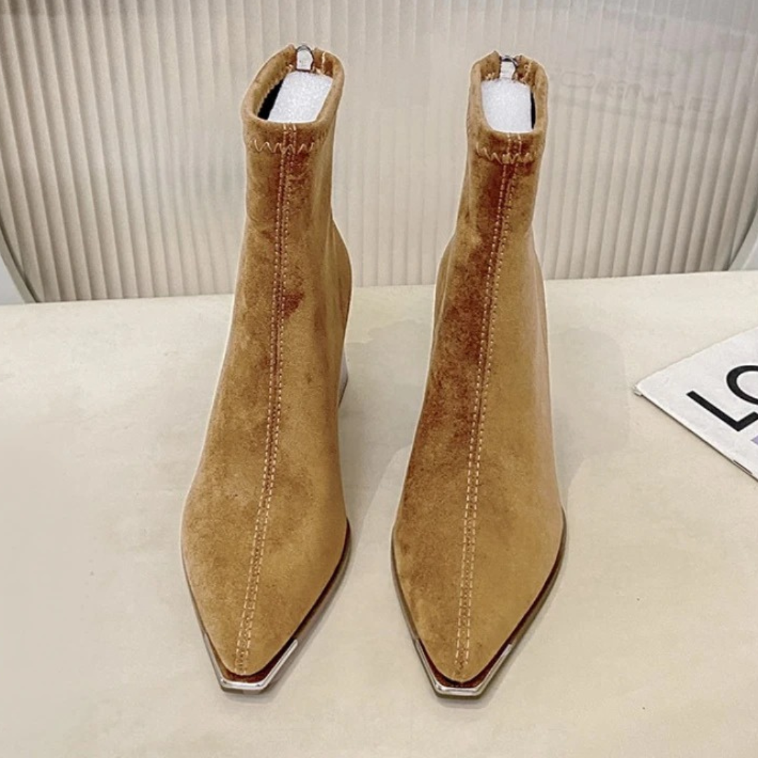Stiefel mit Absatz & Spitzem Zeh aus Wildlederoptik – VelvetRise Ankle Boots