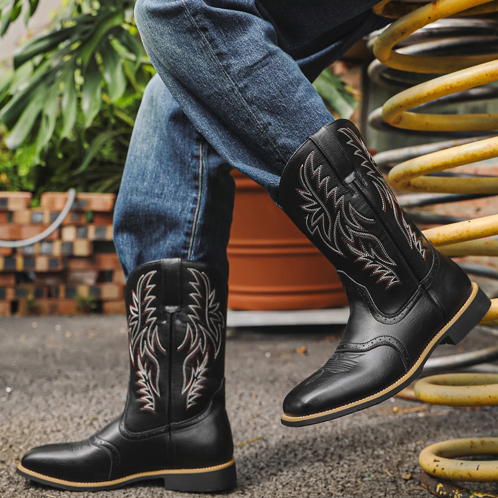 Stiefel mit eckiger Zehenform & klassischer Stickerei – WestRider Boots