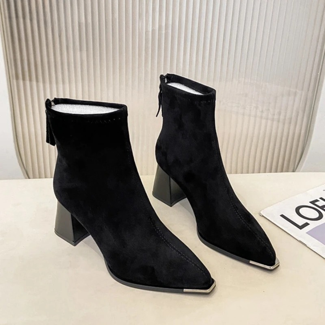 Stiefel mit Absatz & Spitzem Zeh aus Wildlederoptik – VelvetRise Ankle Boots
