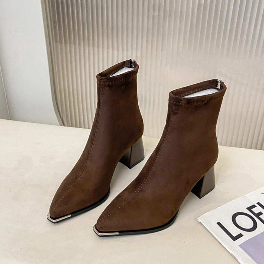 Stiefel mit Absatz & Spitzem Zeh aus Wildlederoptik – VelvetRise Ankle Boots