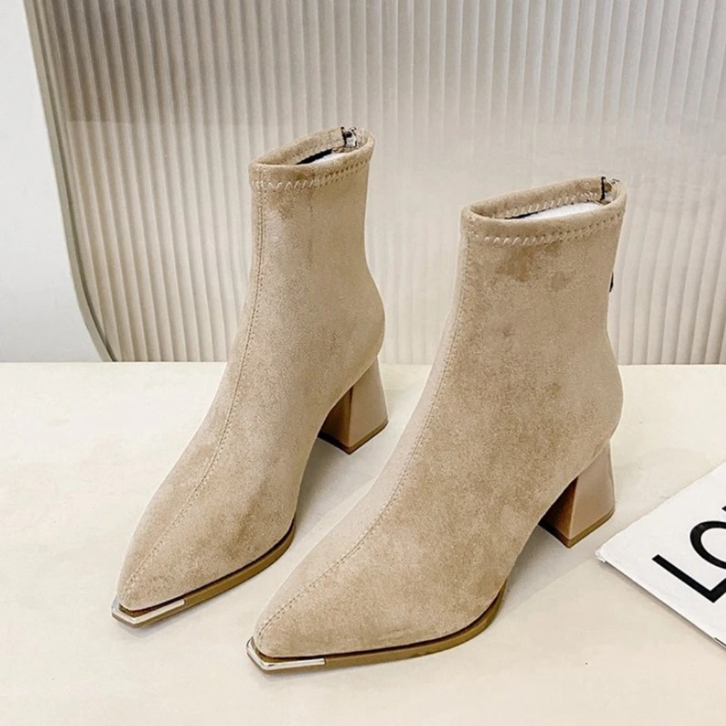 Stiefel mit Absatz & Spitzem Zeh aus Wildlederoptik – VelvetRise Ankle Boots