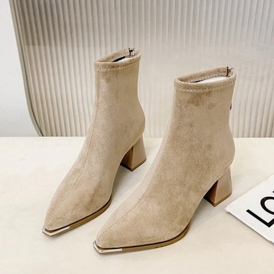 Stiefel mit Absatz & Spitzem Zeh aus Wildlederoptik – VelvetRise Ankle Boots