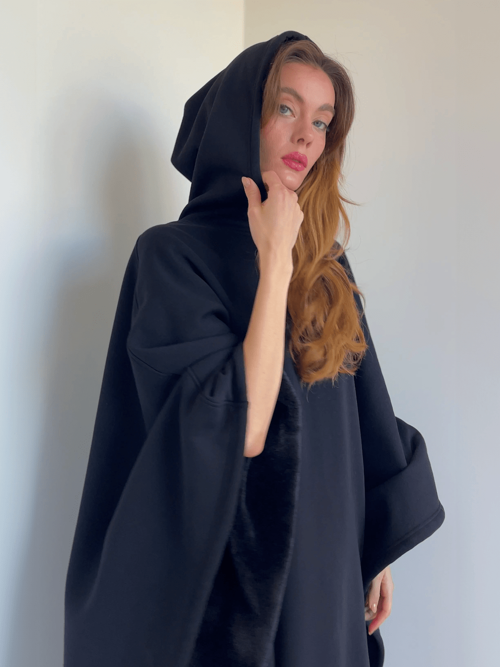 Gewichteter Cape-Hoodie – kuscheliger Baumwoll-Hoodie mit Kunstfellfutter