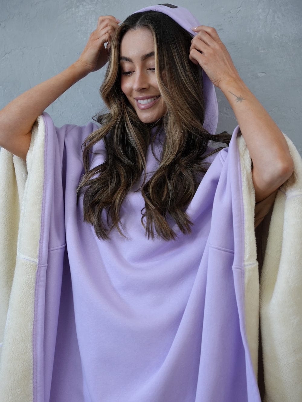 Gewichteter Cape-Hoodie – kuscheliger Baumwoll-Hoodie mit Kunstfellfutter