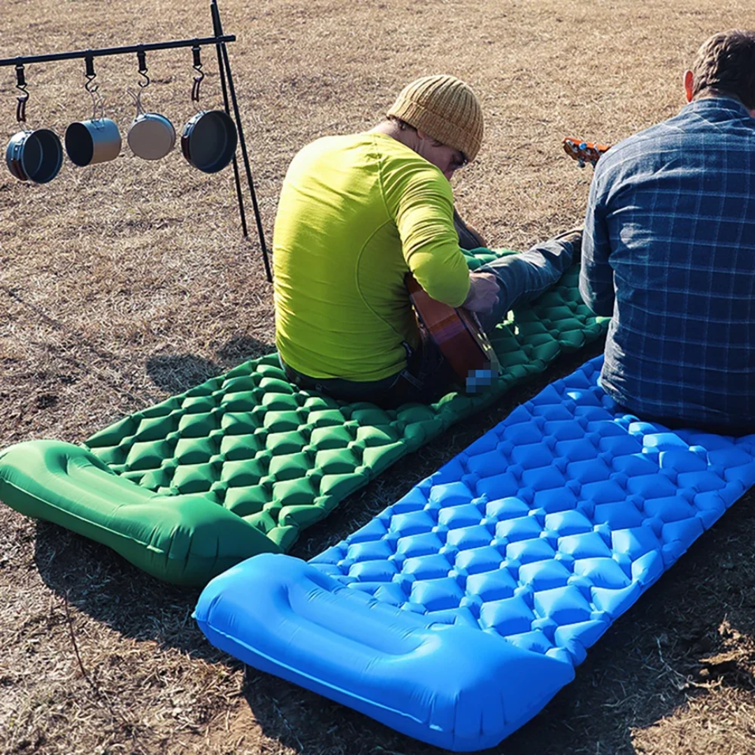 Camping-Isomatte mit integrierter Fußpumpe und Kopfkissen
