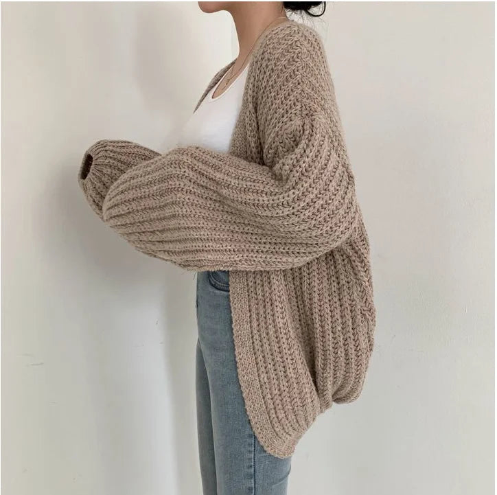 Locker geschnittene Strickjacke im Jackenstil