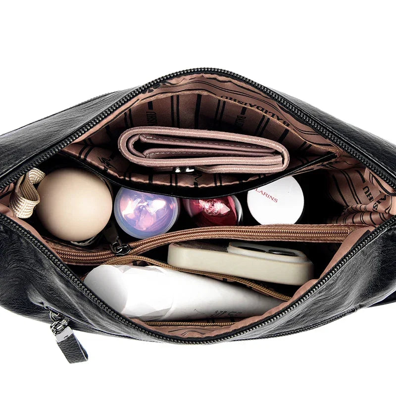 Weiche Schultertasche mit Überschlag